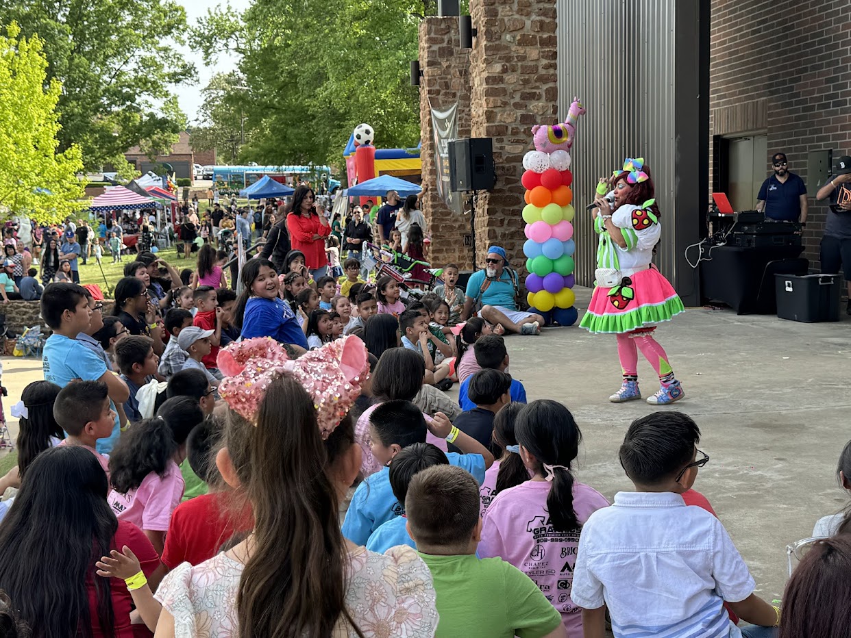 Children watching a live performance at Día del Niño Fest
